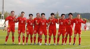 裁判看完VAR！指向点球点！法比奥打门制造了马亚手球！国安获得点球机会！